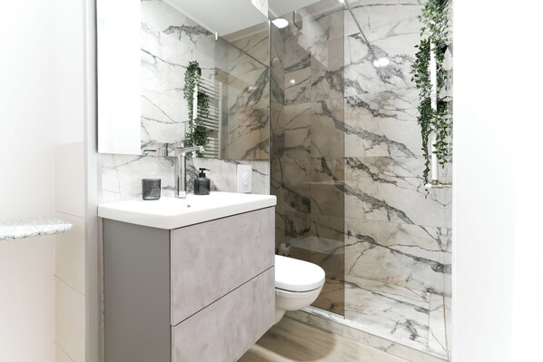 Premium Apartment | Bathroom | Shower, rainfall showerhead, hair dryer, towels - Ana (Bucharest)