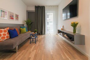 Leilighet – premium | Oppholdsområde | En 55-centimeters smart-TV med kabel-kanaler samt Netflix