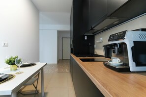 Premium-íbúð | Einkaeldhús | Ísskápur, örbylgjuofn, bakarofn, eldavélarhellur