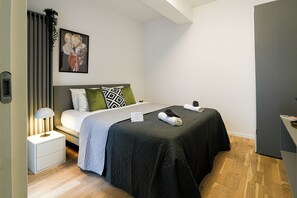 1 habitación, cortinas blackout y tabla de planchar con plancha 