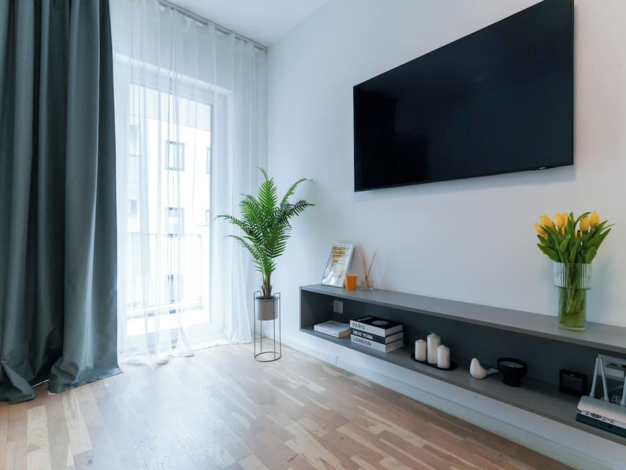 Leilighet – premium | Oppholdsområde | En 55-centimeters smart-TV med kabel-kanaler samt Netflix