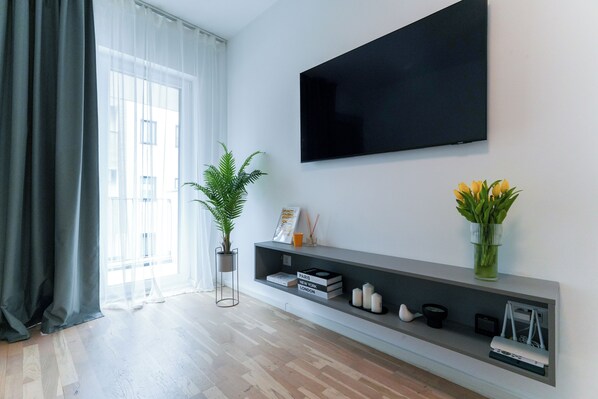 Premium-íbúð | Stofa | 55-cm snjallsjónvarp með kapalrásum, Netflix, myndstreymiþjónustur.