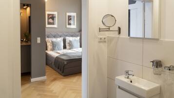 Haartrockner, Handtücher, Seife, Toilettenpapier