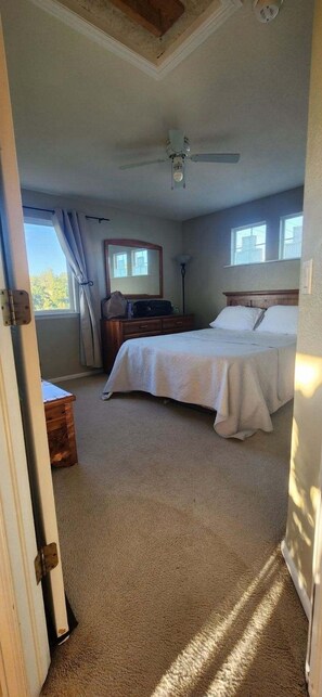 4 slaapkamers, een bureau, een strijkplank/strijkijzer, gratis wifi