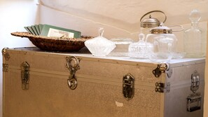 Een haardroger, handdoeken, zeep, toiletpapier