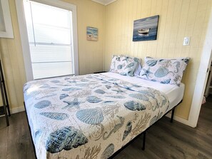 2 bedrooms, free WiFi, bed sheets, wheelchair access - DB 11--Starboard, 2 BR/1 Bath Cottage with Kitchenette, Walk to Beach, Dogs OK! (Port Aransas)