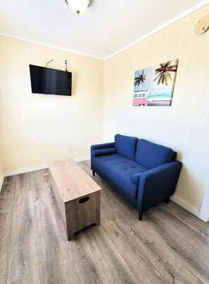 Smart TV - DB 11--Starboard, 2 BR/1 Bath Cottage with Kitchenette, Walk to Beach, Dogs OK! (Port Aransas)