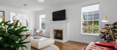 Smart TV, fireplace