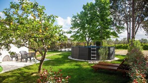 A garden with a wooden bench, a small shed, and a tree with ripe lemons. - Dèpendance - Lequile - Alfa Country House (Lequile)