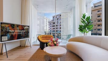 Departamento, 2 habitaciones | Área de sala de estar | Smart TV, Netflix, películas con cargo y servicios de streaming