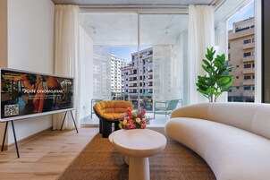 50-inch Smart TV with digital channels, Netflix, pay films