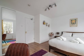 4 chambres, bureau, fer et planche à repasser, lit de bébé portatif