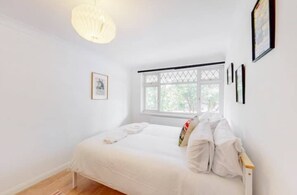 4 quartos, escrivaninha, ferros/tábuas de passar roupa