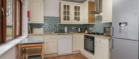 Geladeira, lava-louças, chaleira elétrica, torradeira