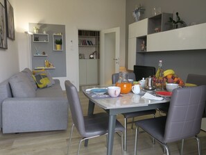TV - Cosy apartment for 4 guests with WIFI, A/C, TV and balcony (Bologna)