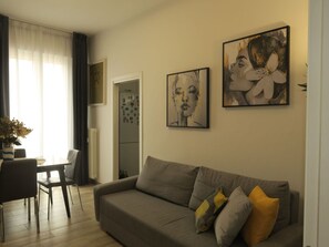 TV - Cosy apartment for 4 guests with WIFI, A/C, TV and balcony (Bologna)