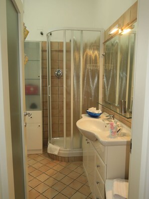 Bathroom - Cosy apartment for 4 guests with WIFI, A/C, TV and balcony (Bologna)