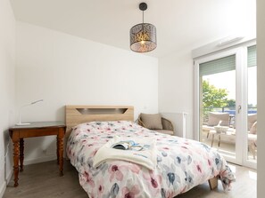 2 slaapkamers, een strijkplank/strijkijzer, reisbedje, gratis wifi