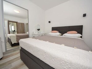3 bedrooms, free WiFi - Lovely apartment for 6 people with WIFI, A/C, private pool, TV and patio (Zadar)