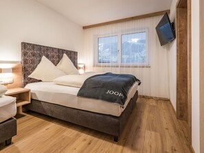 5 bedrooms, free WiFi - Cosy apartment for 18 people with WIFI, TV, terrace and pets allowed (Hippach)