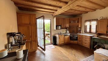 Mikroaaltouuni, uuni, astianpesukone, leivänpaahdin