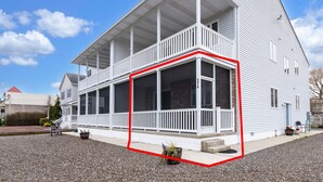 Ein zweistöckiges Haus mit Veranda und Garage.