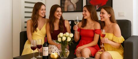 Premium appartement | Woonruimte | Een 60-cm smart-tv met kabelzenders, Netflix en streamingdiensten