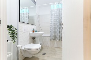 Apartamento premium | Banheiro | Chuveiro/banheira combinados, chuveiro com efeito de chuva
