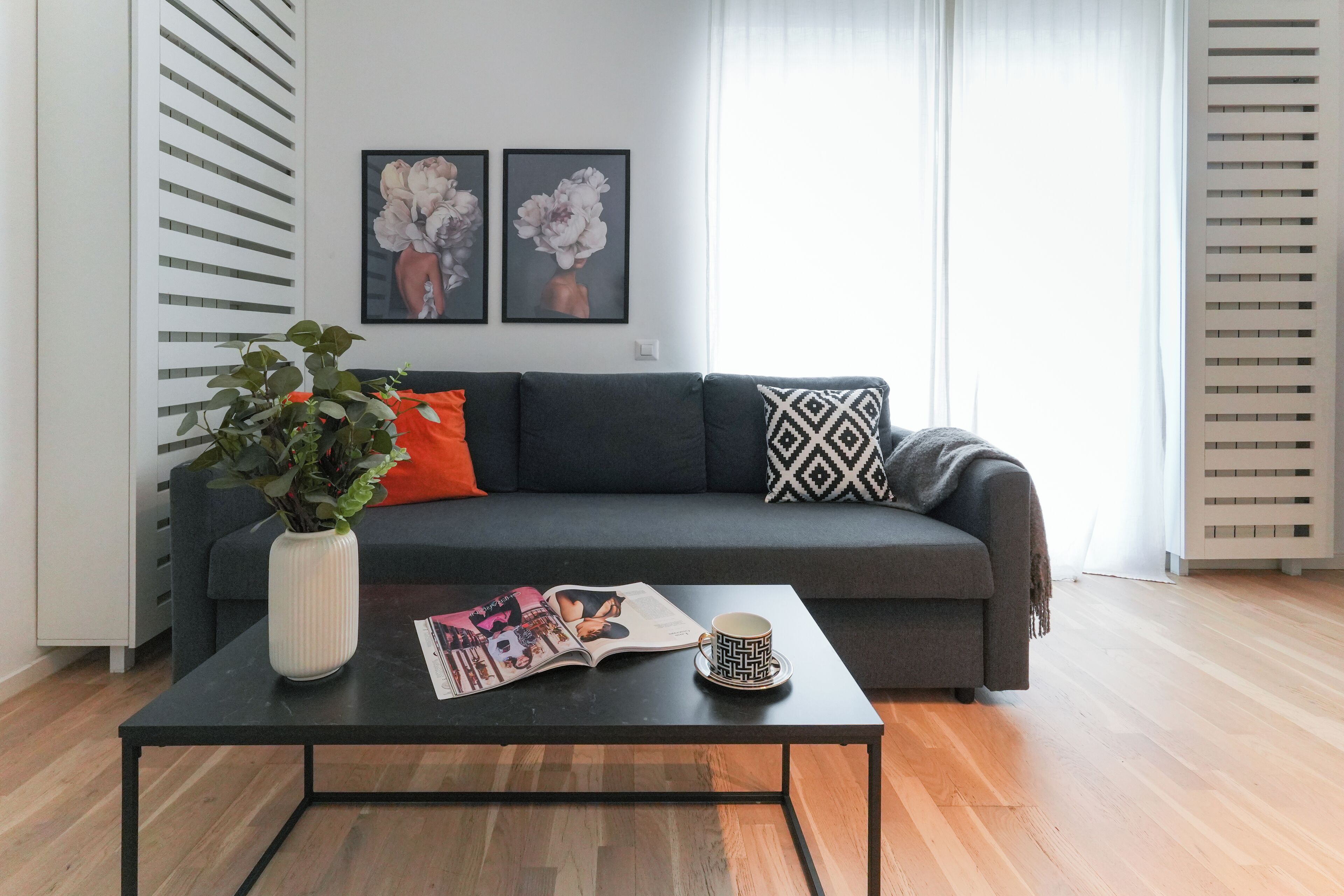 Leilighet – premium | Oppholdsområde | En 60-centimeters smart-TV med kabel-kanaler samt Netflix