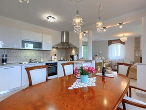 Réfrigérateur, micro-ondes, four, lave-vaisselle