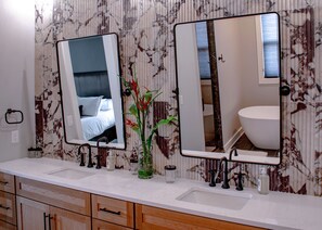 SĂšche-cheveux, serviettes fournies, savon, papier toilette