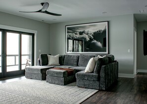 智能电视、壁炉、电子游戏