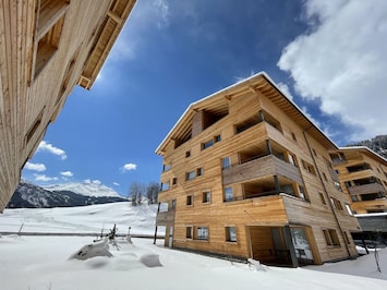 Nuage, Ciel, Bâtiment, Propriété, Fenêtre, Bleu Azur, Bois, Neige, Maison, Pente
