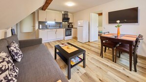 Un apartamento moderno con sala de estar, cocina y comedor.