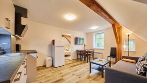Un apartamento moderno y funcional con cocina, comedor y sala de estar.