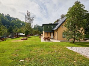 Outdoor dining - Beautiful apartment for 5 guests with WIFI, TV, patio and panoramic view (Dvůr Králové Nad Labem)