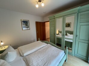 1 Schlafzimmer, Reisekinderbett