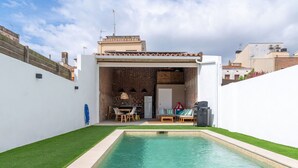 A swimming pool with a patio area, a brick wall, and a white fence. - Wonderful  villa for 7 people with private pool, A/C, WIFI, TV and patio (Malgrat De Mar)