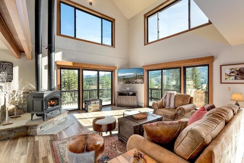 THE HAWK'S NEST RETREAT - A Stunning Family and Corporate Retreat