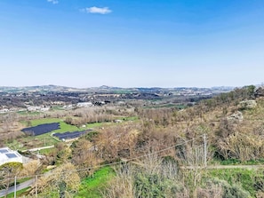 A landscape with solar panels, a road, and a distant town. - Beautiful apartment for 5 people with WIFI, balcony and pets allowed (Ortona)