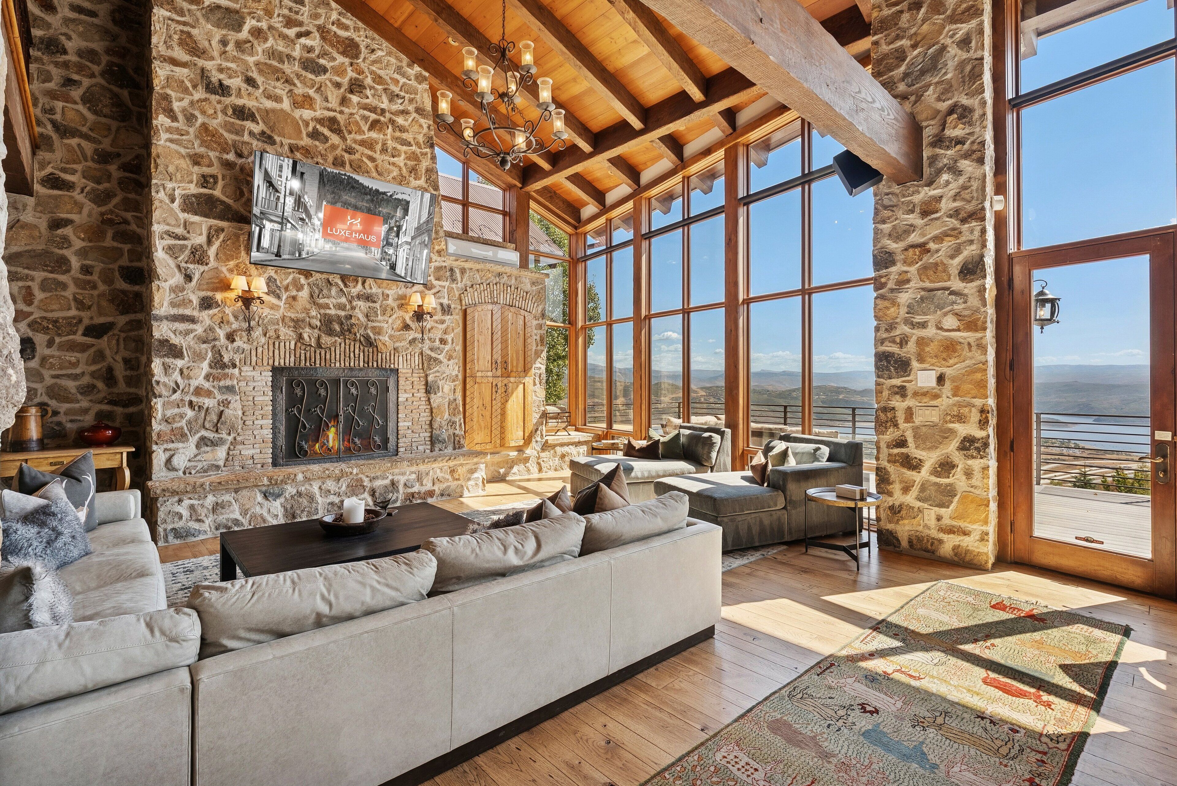 智能电视、壁炉、书、办公室