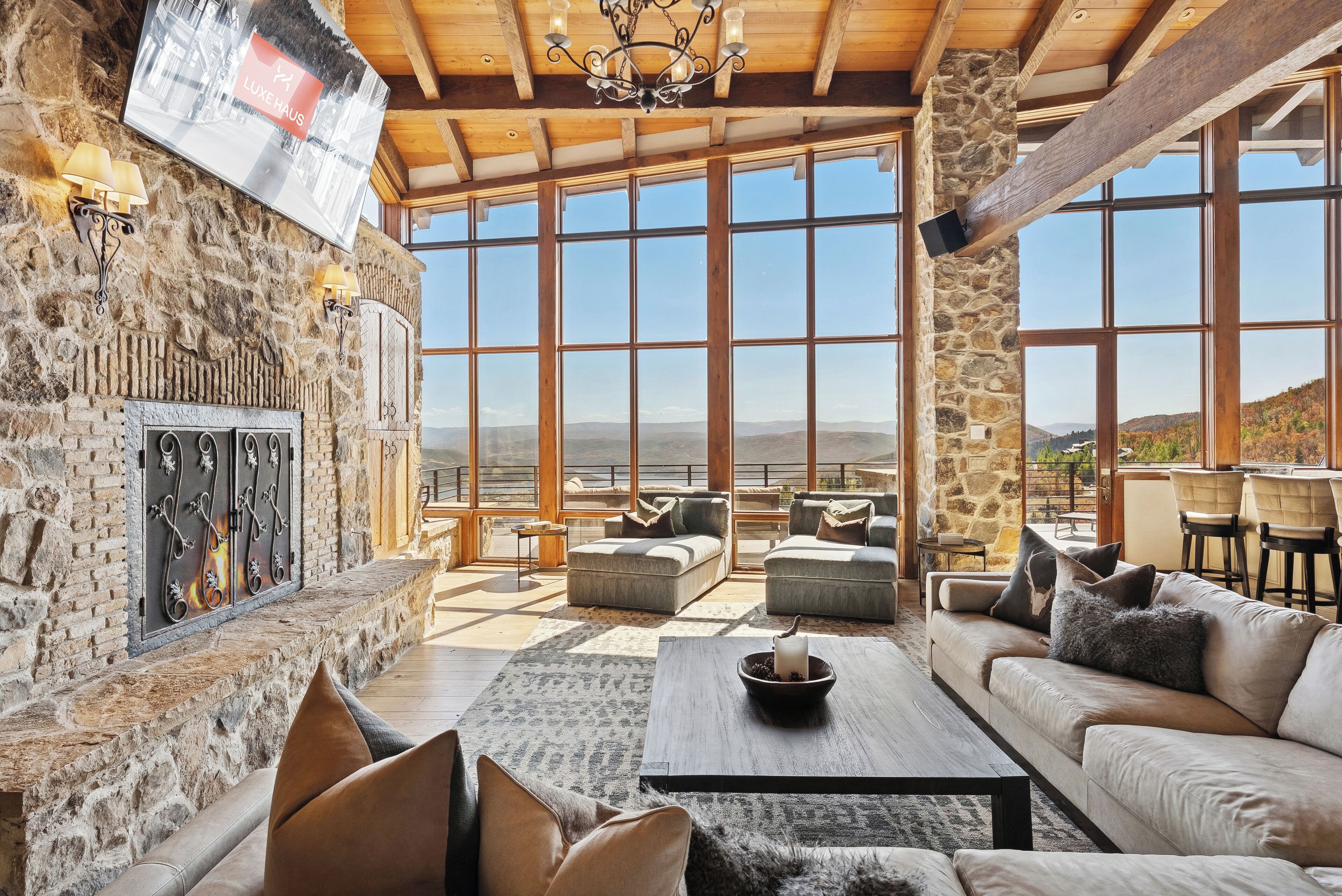 TV connectée, cheminée, livres, espaces bureaux