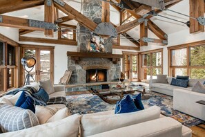 Smart-TV, Kamin, DVD-Player, Bücher