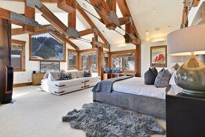 7 Schlafzimmer, Schreibtisch, Bügeleisen/Bügelbrett, Reisekinderbett