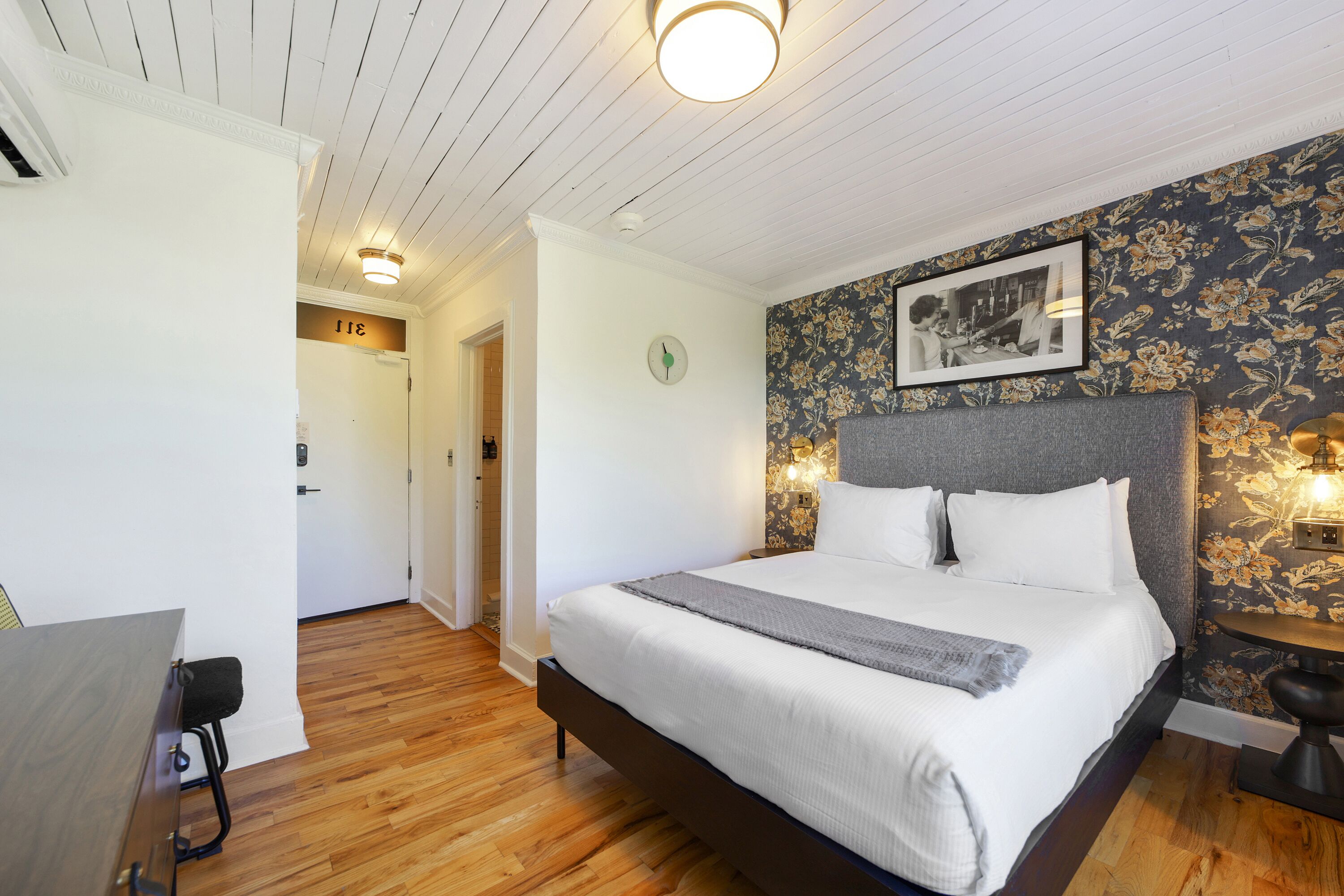 Standard Room, 1 Queen Bed, Private Bathroom | Free WiFi, bed sheets