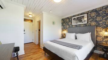 Standard Room, 1 Queen Bed, Private Bathroom | Free WiFi, bed sheets