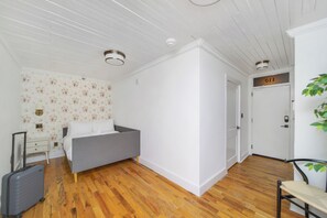 Standard Room, 1 Double Bed, Private Bathroom | Free WiFi, bed sheets