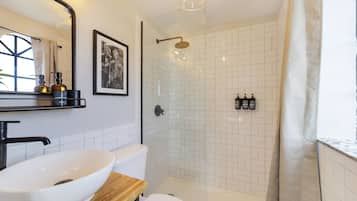 Standaard kamer, 1 queensize bed, privébadkamer (Self check-in) | Badkamer | Een douche, gratis toiletartikelen, een haardroger, handdoeken