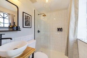 Chambre Standard, 1 grand lit, salle de bains privée (Self check-in) | Salle de bain