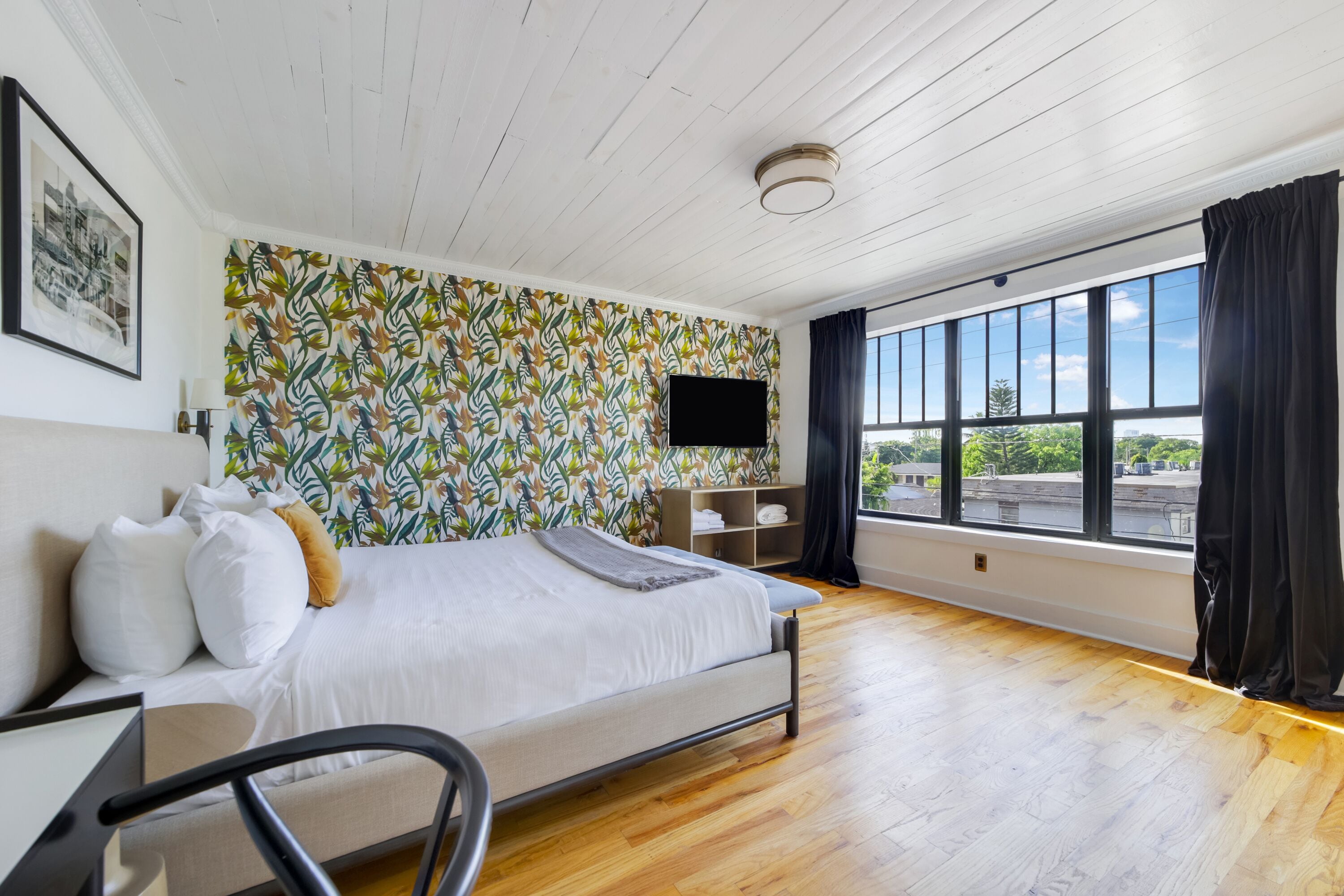 Deluxe Room, 1 King Bed, Private Bathroom (Self check-in) | Desk, laptop workspace, iron/ironing board, free WiFi